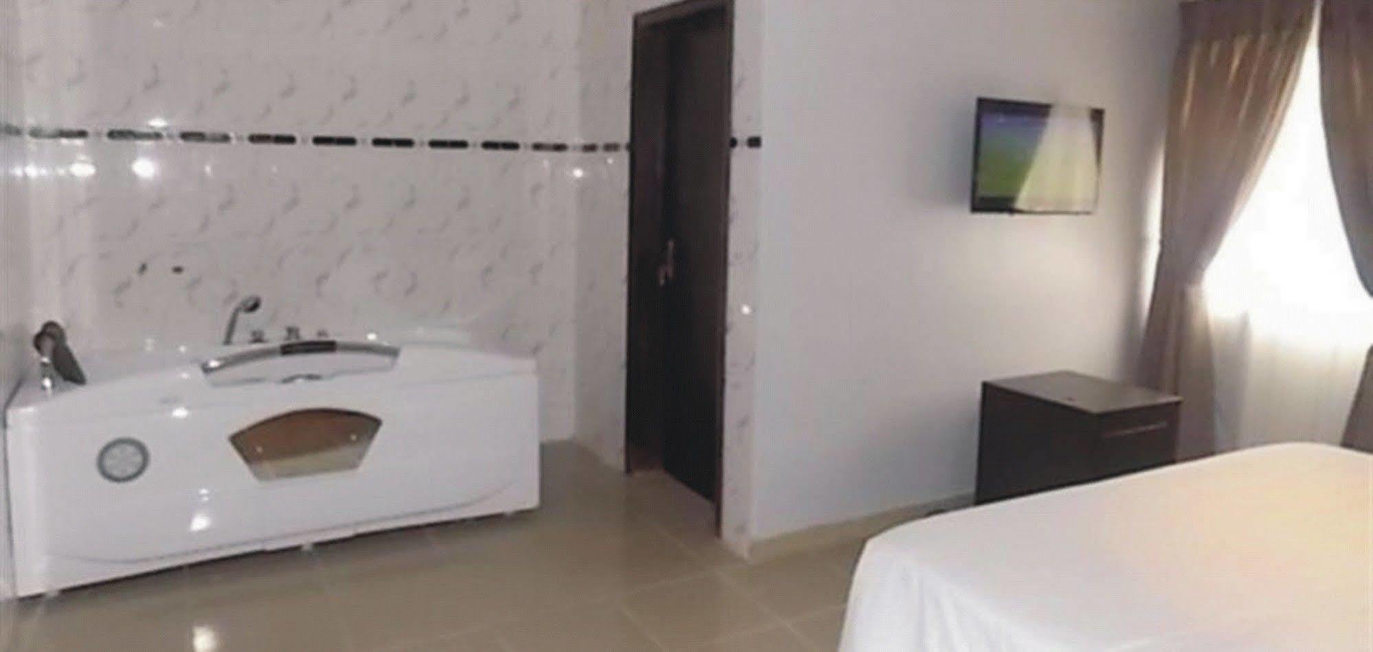 Crown Cottage Hotel Ikeja Dış mekan fotoğraf