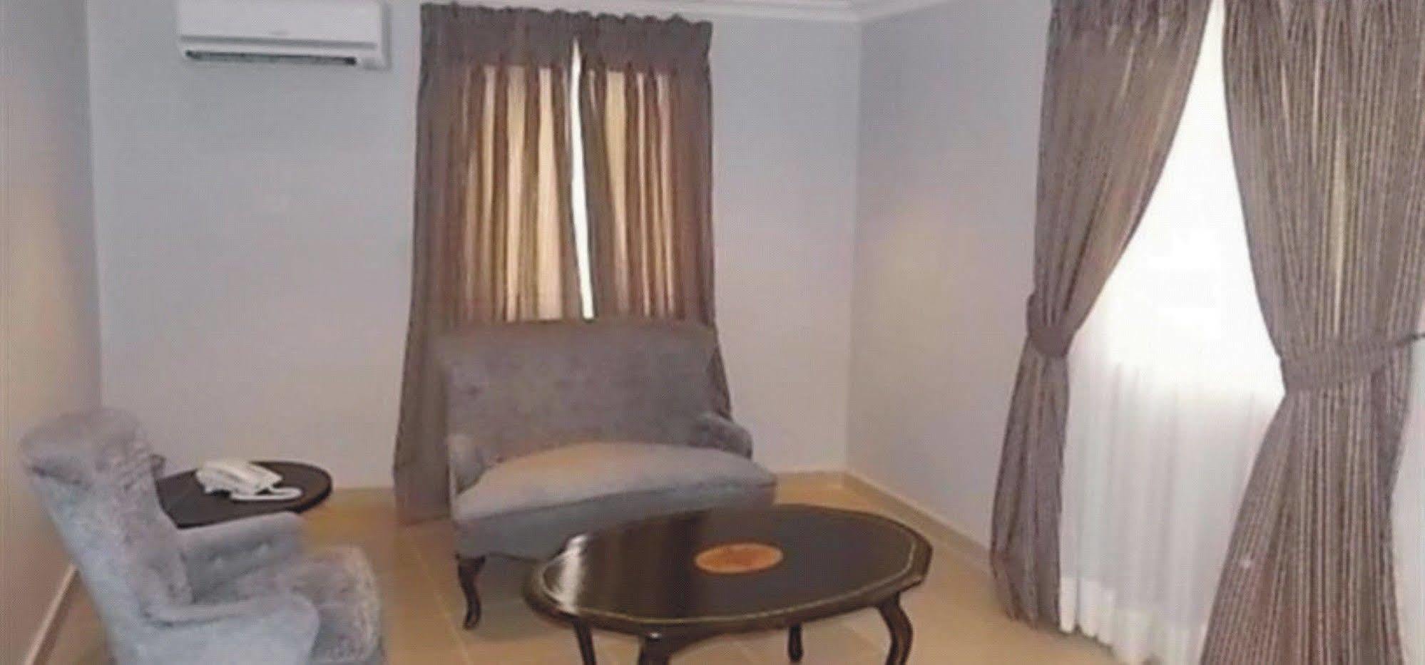 Crown Cottage Hotel Ikeja Dış mekan fotoğraf